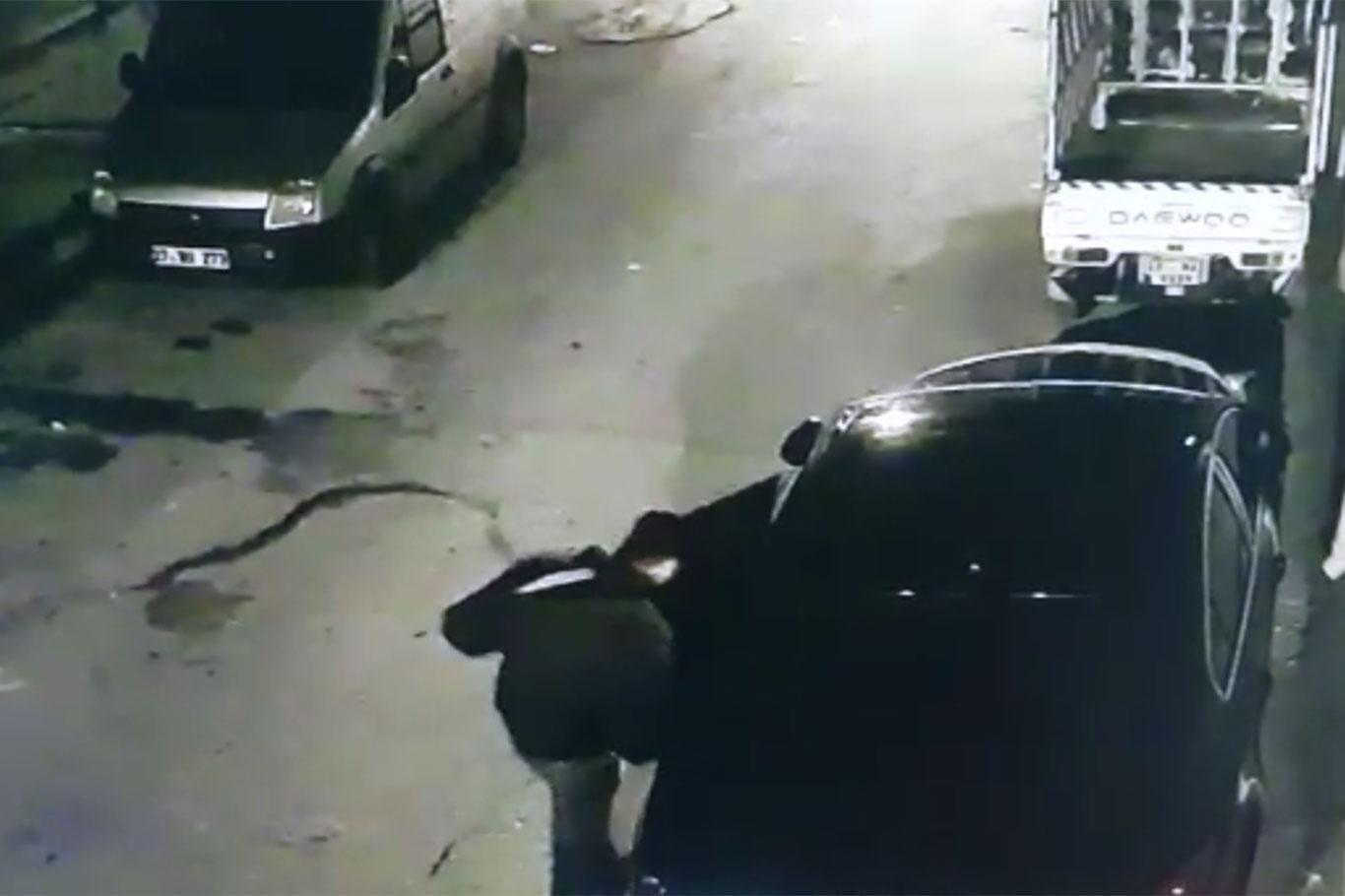 Otomobilden yapılan hırsızlık anı güvenlik kamerasında Otomobilden yapılan hırsızlık anı güvenlik kamerasında